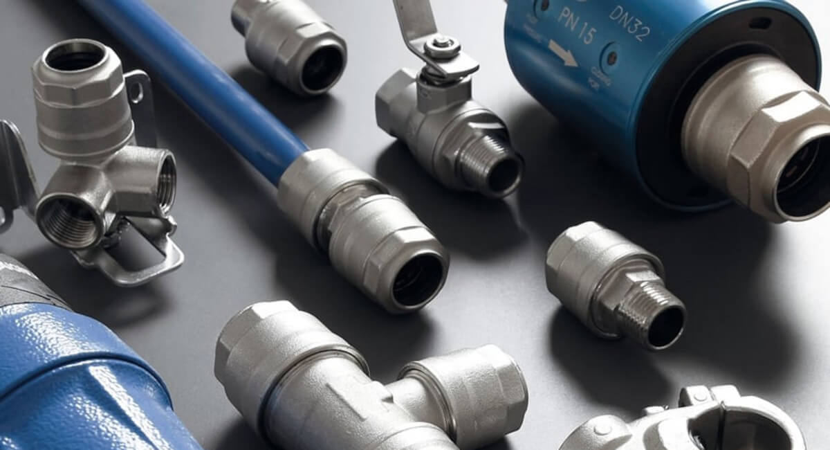 Aluminiowe instalacje pneumatyczne zamontowane pod sufitem hali produkcyjnej, cechujące się niską chropowatością wewnętrzną