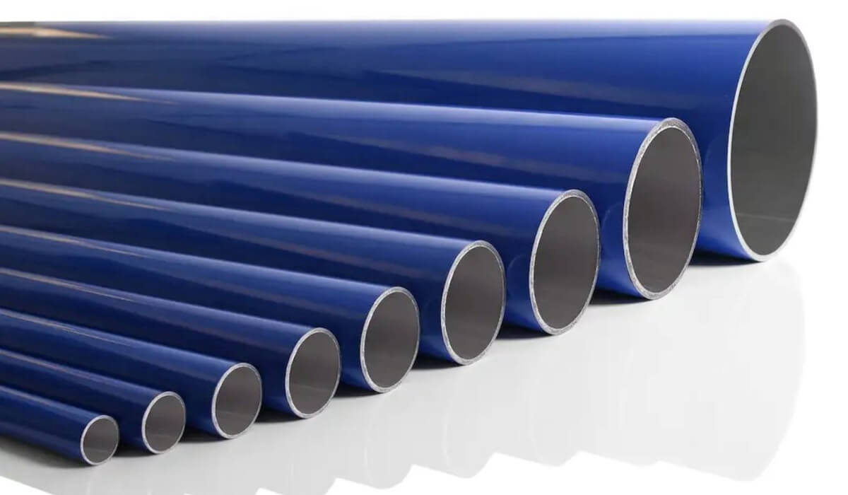 Montaż rurociągów z systemu aluminiowych instalacji Infinity w nowoczesnym zakładzie produkcyjnym