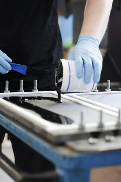 Wypełnianie płyty formy masą odlewniczą epoksydową