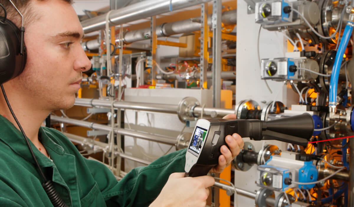Specjalista przeprowadzający audyt efektywności energetycznej instalacji przemysłowej