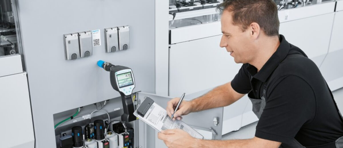 Audyt instalacji pneumatycznej przez Pneumat Inżynier Pneumat wykonujący pomiary parametru przepływu w sieci wysokociśnieniowej