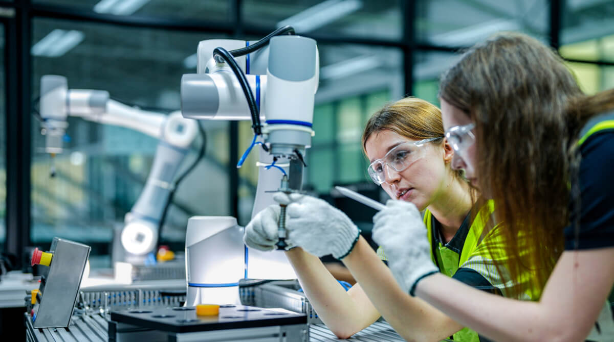 Inżynier wykonujący pomiar przepływu powietrza na głównej magistrali laboratoryjnej