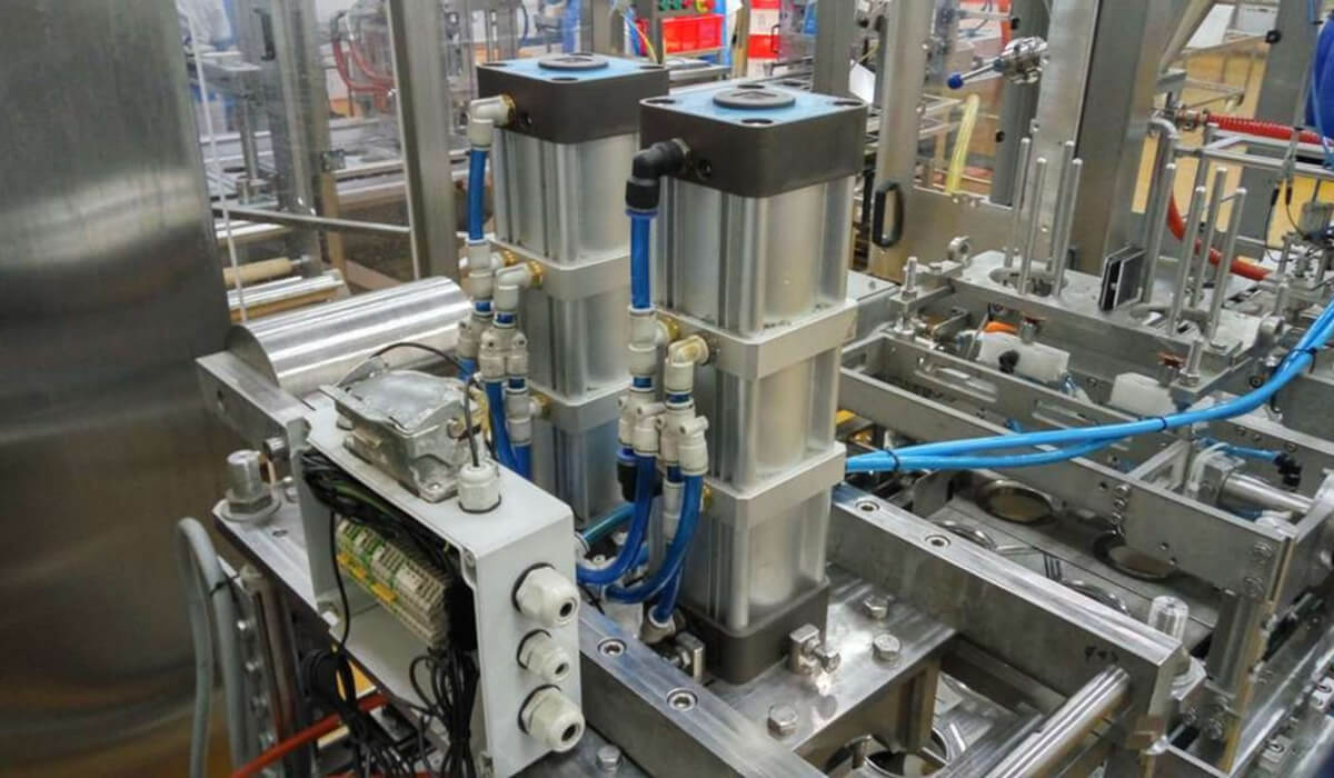 Automatyka produkcyjna - dokładność ruchów siłownika i jakość produktów Robot przemysłowy z chwytakiem pneumatycznym precyzyjnie wykonujący zadanie