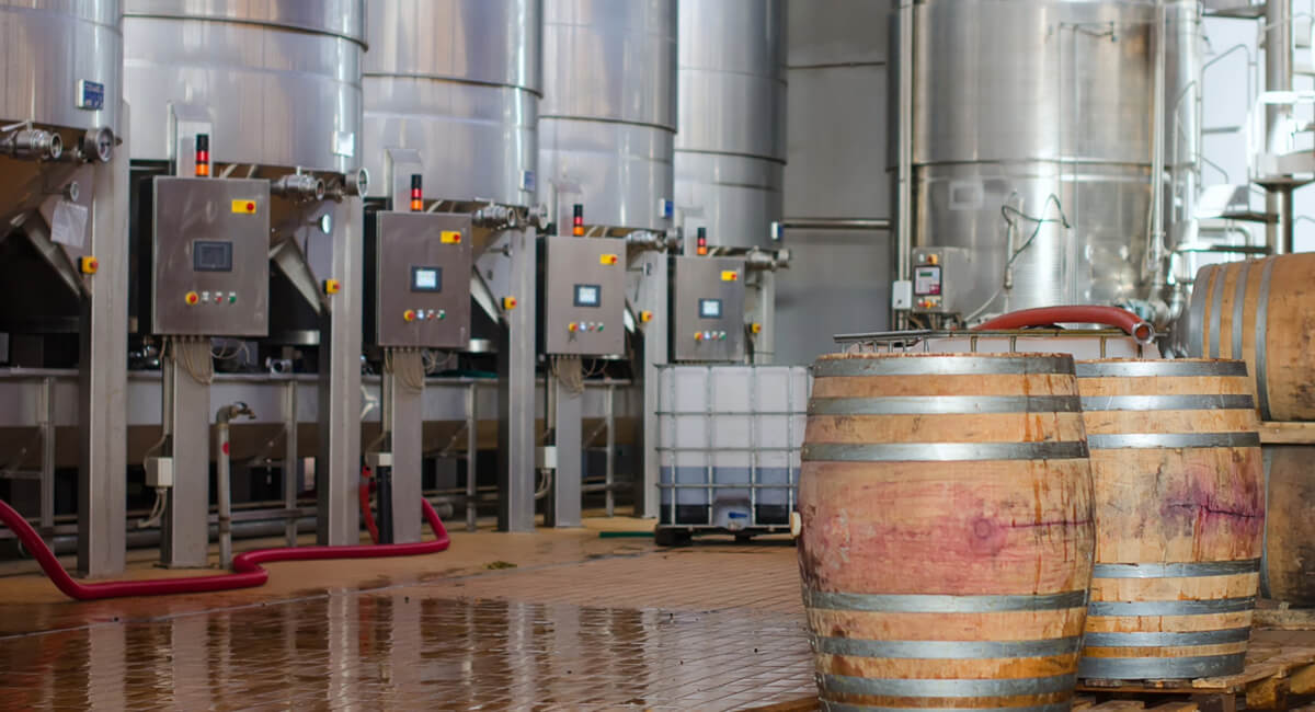 Zautomatyzowana linia rozlewu wina wykorzystująca siłowniki i napędy pneumatyczne