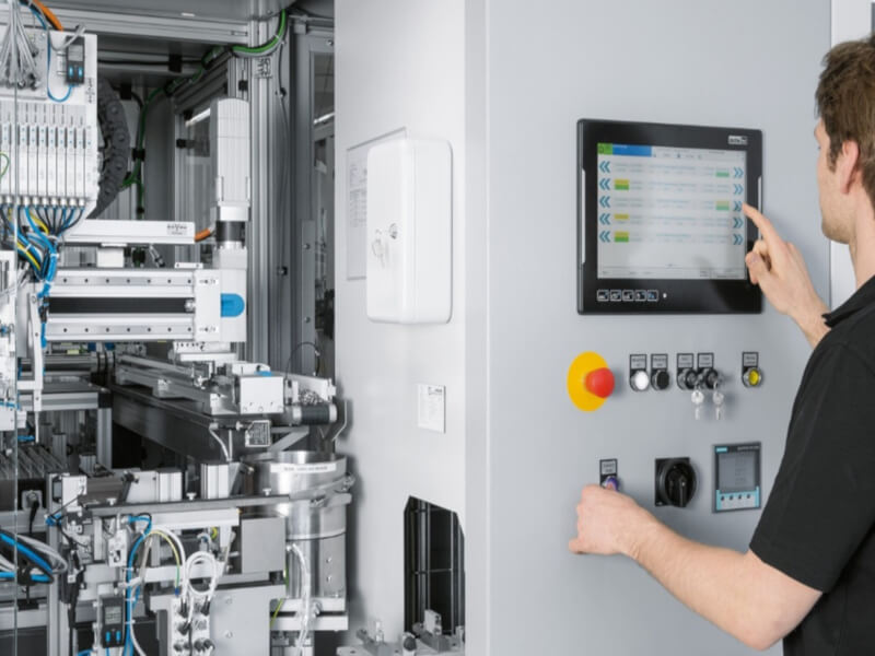 Zautomatyzowana linia produkcyjna z maszyną wykonującą powtarzalne zadanie