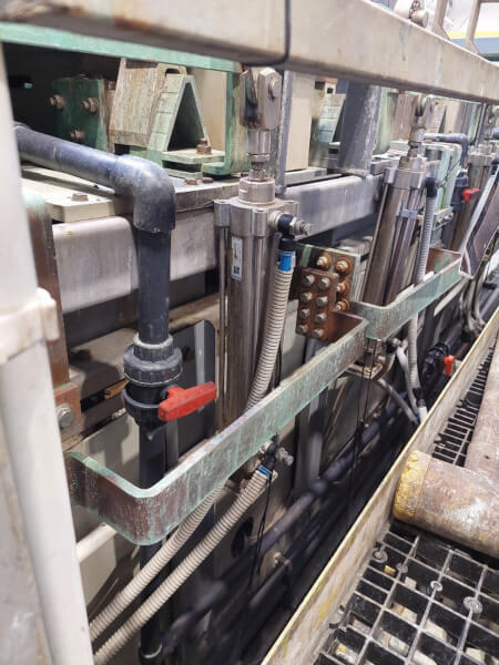 Zużycie standardowych siłowników na profilu aluminiowym Zniszczony przez agresywną chemię siłownik aluminiowy zastąpiony wersją nierdzewną