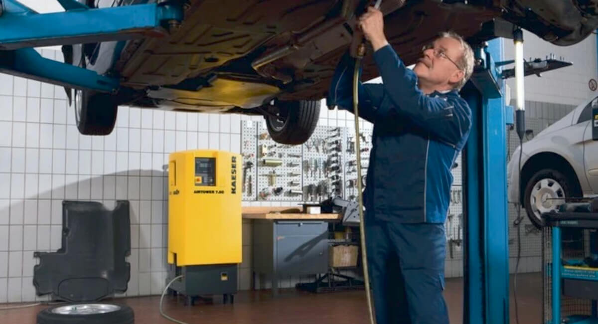 Grupa mechaników podczas szkolenia z zakresu bezpiecznego użytkowania sprzętu pneumatycznego