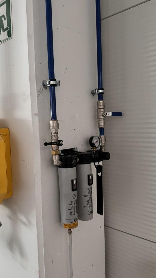 Zdjęcie kompletnego bloku przygotowania powietrza (filtr, reduktor, naolejacz)