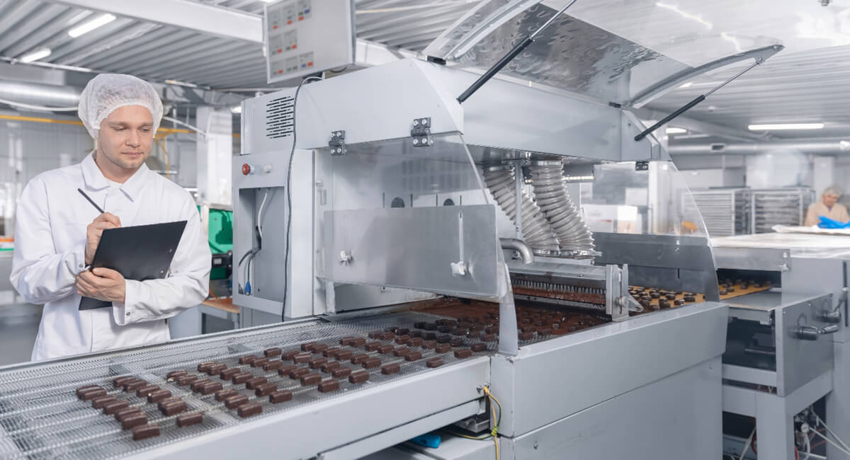 Drzwi chłodni z mechanizmem pneumatycznym