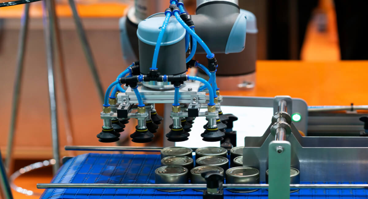 Chwytak pneumatyczny montowany na ramieniu robota, pozycjonujący blachy do spawania