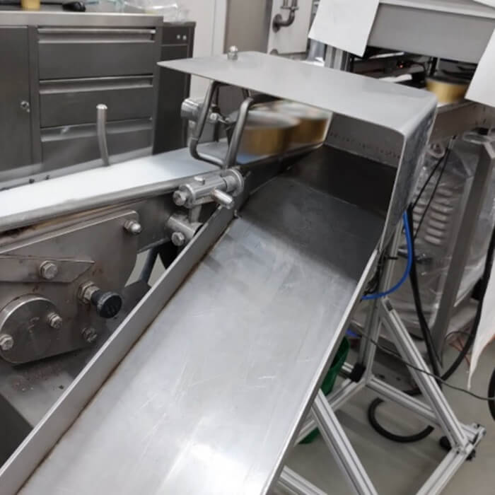 Czujnik optyczny zamontowany tuż nad taśmą transportową