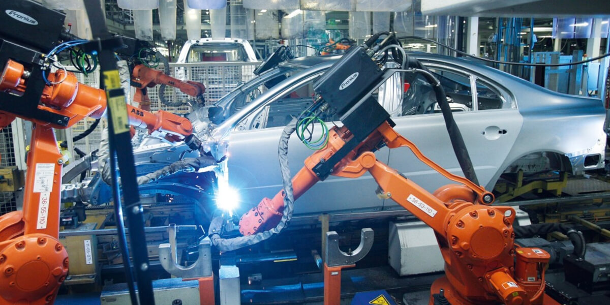 Czujniki przemysłowe - monitoring pozycji tłoka Magnetyczny czujnik położenia tłoka zintegrowany z systemem sterowania PLC dla pełnej kontroli procesu blacharskiego