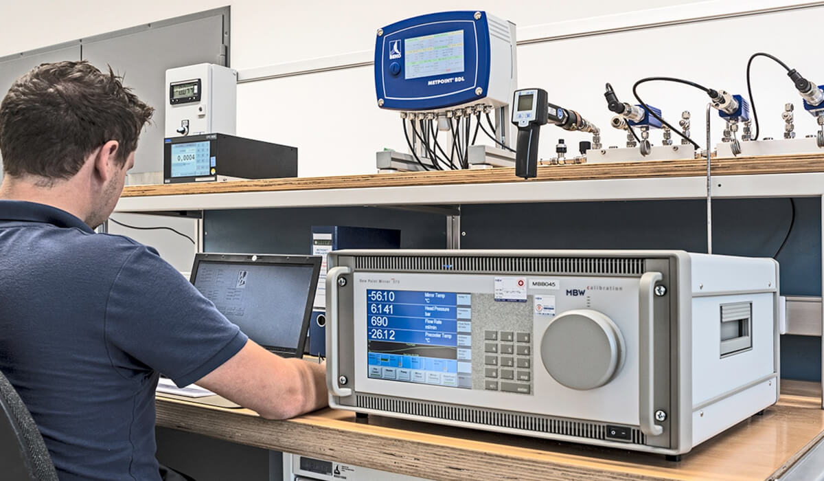 Nowoczesny czujnik Beko METPOINT DPM monitorujący online wilgotność i punkt rosy, co pozwala kontrolować warunki i zapobiegać szronieniu w instalacji