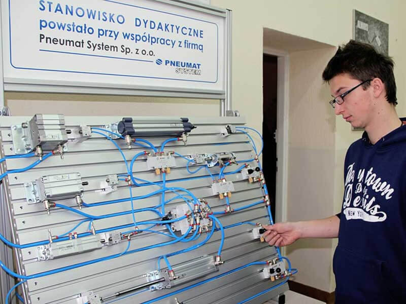 Czujniki położenia tłoka i ciśnienia: kluczowe dla monitorowania w pneumatyce