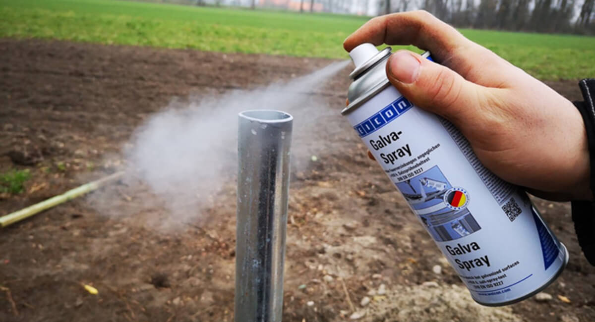 Czyszczenie sprzętu jeździeckiego sprężonym powietrzem Wydmuchiwanie kurzu i pyłu z czapraków oraz maszyn rolniczych przy użyciu pistoletu pneumatycznego