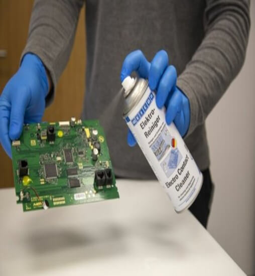 Precyzyjne czyszczenie styków elektrycznych i gniazd