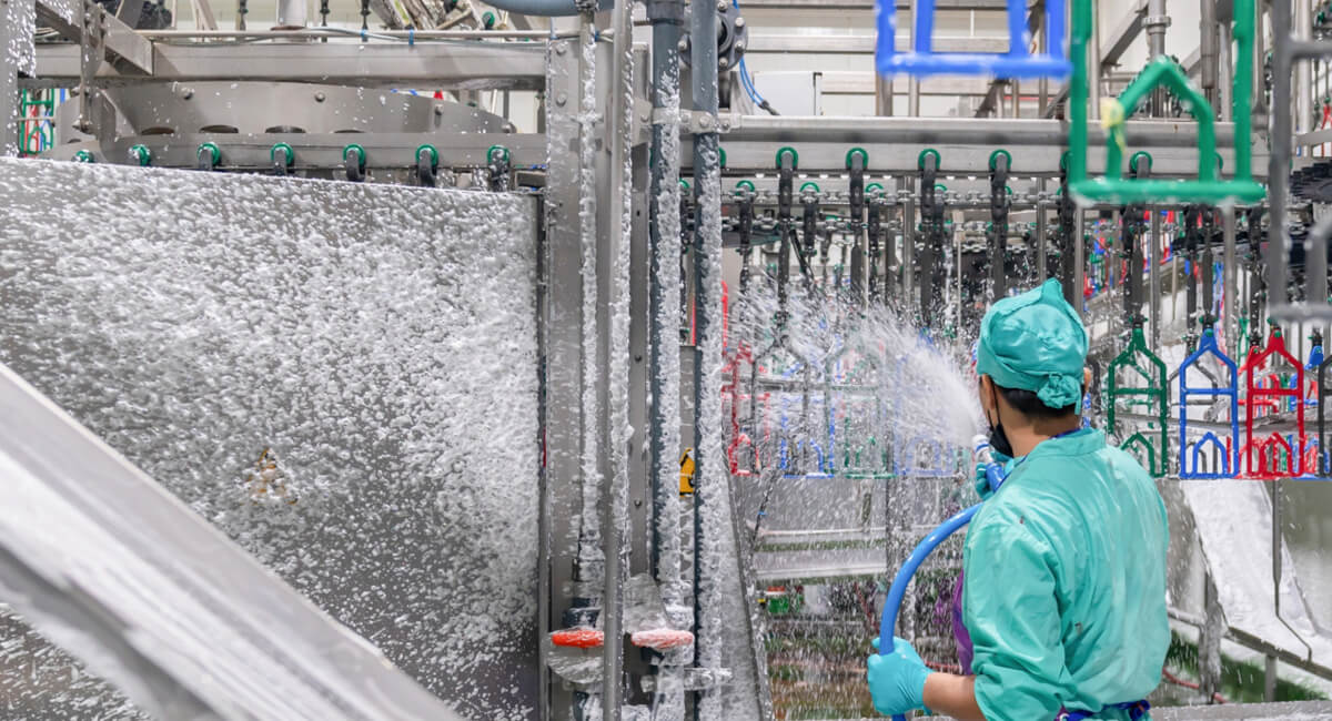 Pracownik czyszczący powierzchnię roboczą