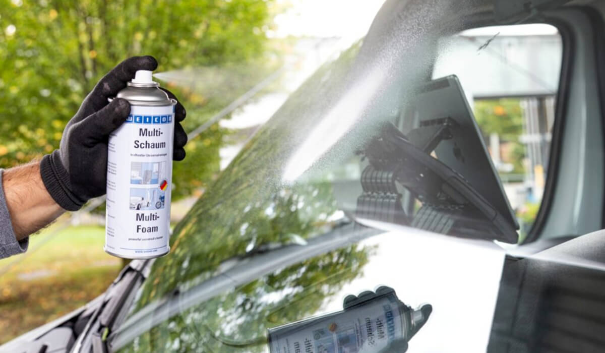 Czyszczenie szyb samochodowych bez pozostawiania smug Mycie okien auta silną pianką czyszczącą Multi-Foam zapewniającą doskonałą widoczność