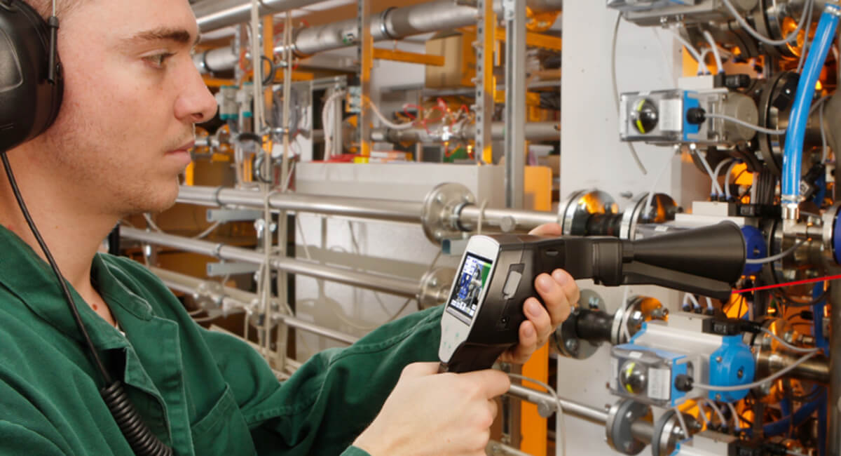 Inżynier wykonujący detekcję wycieków z użyciem urządzenia LD 500 generującego raporty ISO 50001