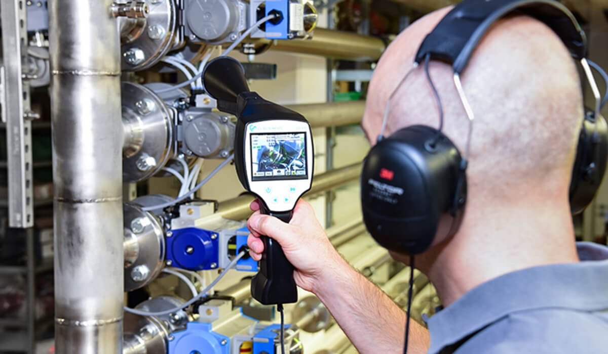 Inżynier Pneumat System wykonujący detekcję wycieków sprężonego powietrza przy pomocy detektora ultradźwiękowego