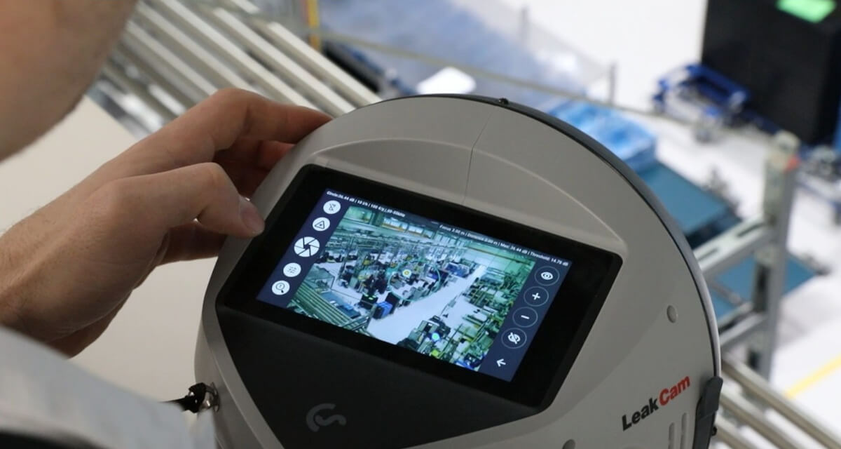 Detektor nieszczelności CS Instruments Diagnosta lokalizujący wycieki powietrza na hali produkcyjnej przy użyciu ultradźwiękowego detektora CS Instruments z kamerą