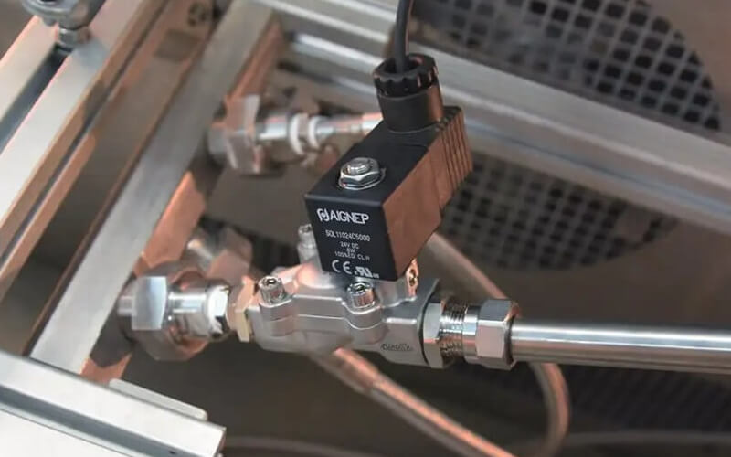 Pomiar napięcia i rezystancji cewki multimetrem