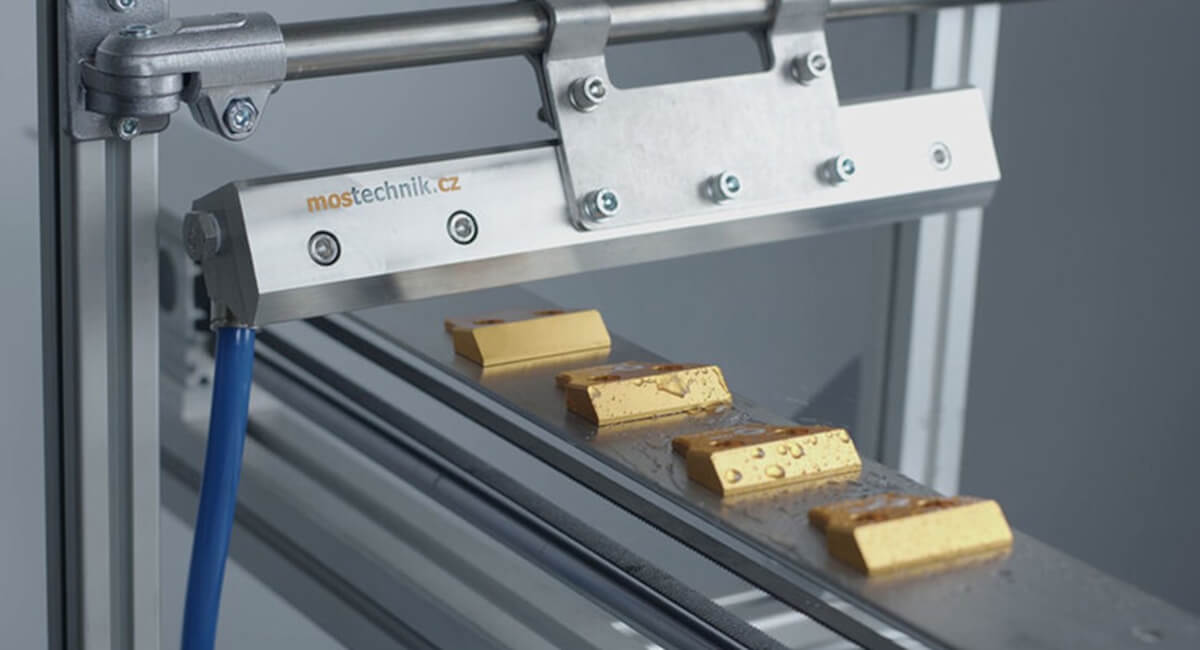 Zdjęcie dyszy odmuchowej wykorzystującej efekt Coandy, z widocznym rozszerzającym się strumieniem powietrza