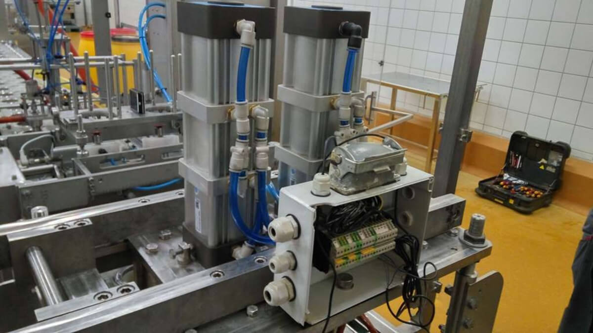 Zarządzanie ciśnieniem w pneumatyce napędowej w energetyce Duży siłownik pneumatyczny sterujący zaworem w elektrowni, narażony na duże wahania temperatur, co wymaga stosowania zaawansowanych systemów kontroli ciśnienia