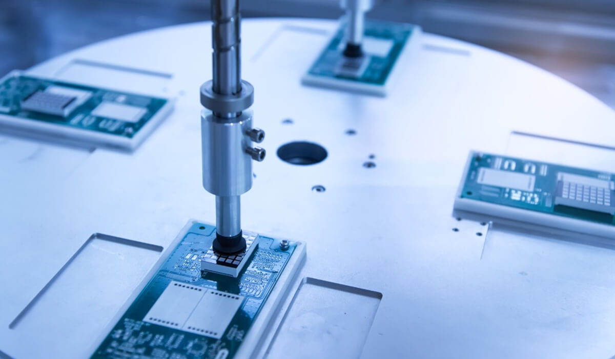 Maszyna produkcyjna z certyfikatem ESD w przemyśle elektronicznym