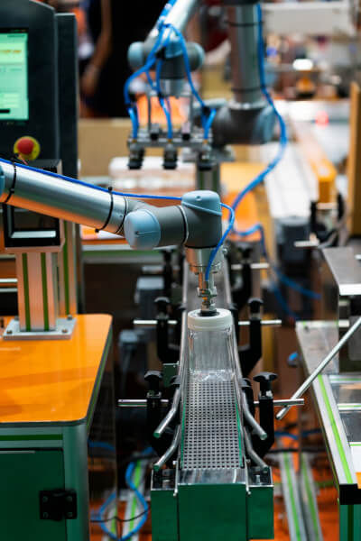 Kompaktowy generator próżni (eżektor) umożliwiający chwytanie płaskich elementów metalowych przez przyssawki pneumatyczne