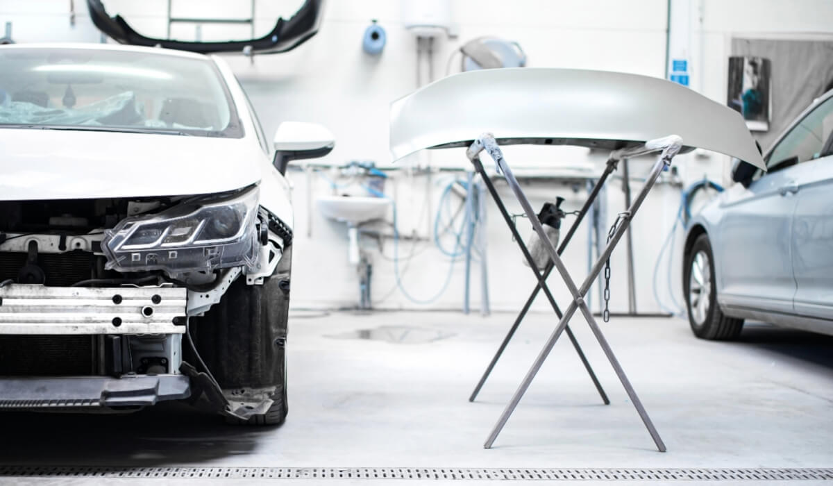 Podciśnienie w blacharni: -chwytak próżniowy Eżektor pneumatyczny z przyssawką ułatwiający montaż szyb i dużych poszyć karoserii