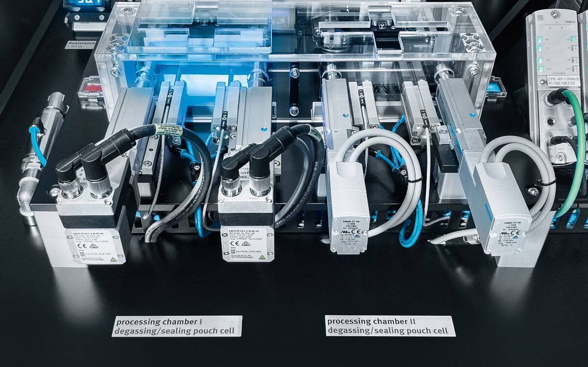 Komponenty pneumatyczne Festo na linii produkcyjnej baterii