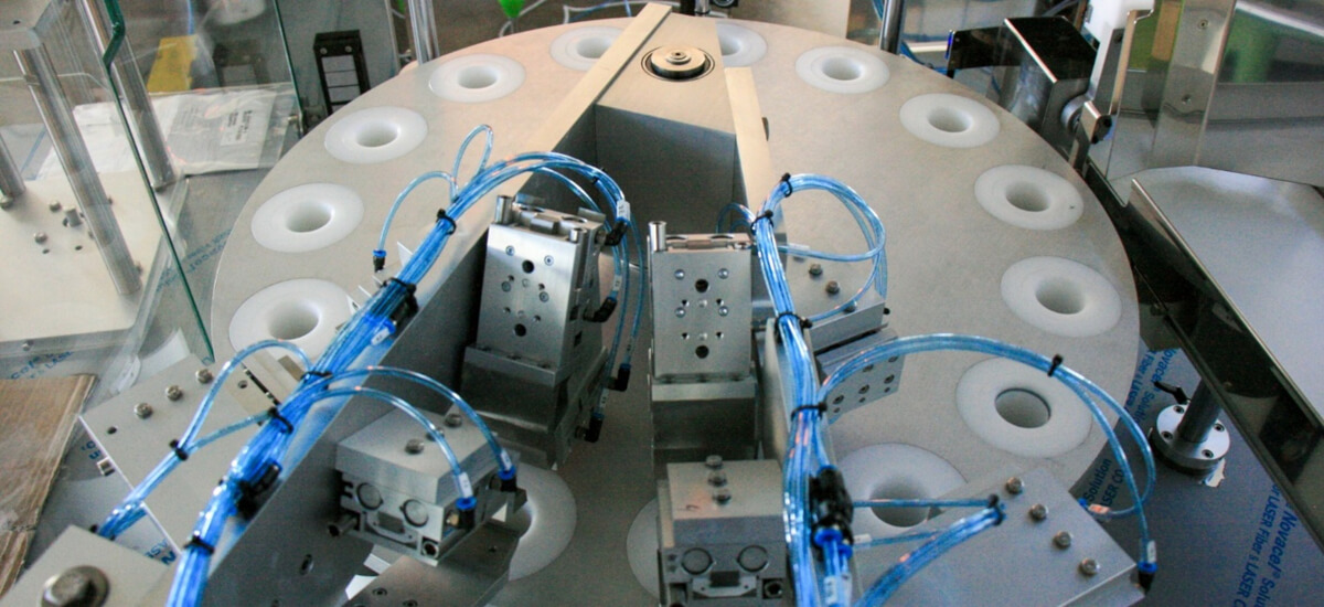 Czujniki Festo SPAN (ciśnienia) i SFAM (przepływu), zamontowane w rurociągu pneumatycznym