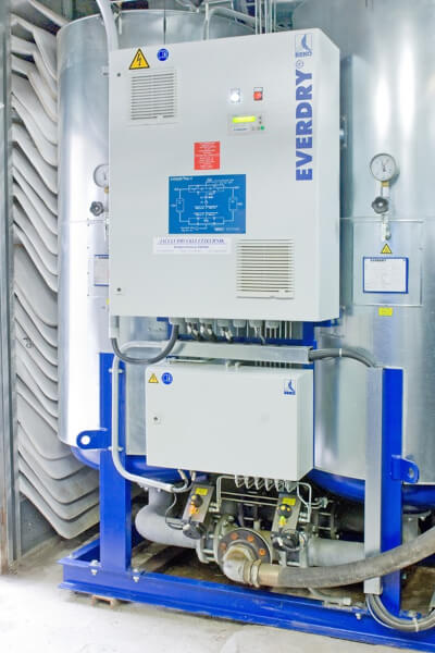 Zestaw filtrów oczyszczających powietrze z pyłów i oleju w kompresorowni młyna