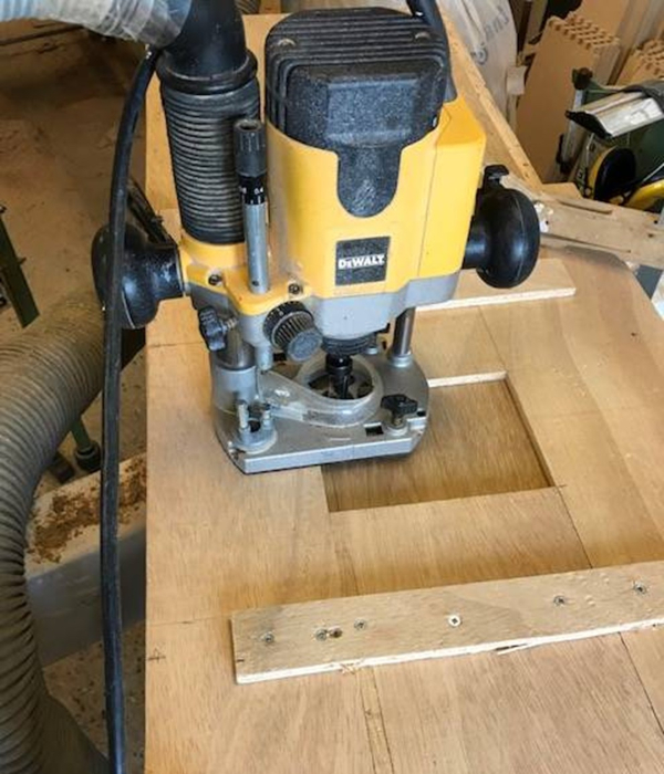 Frezarka i frez do rowków Frezarka obrabiająca deskę dębową