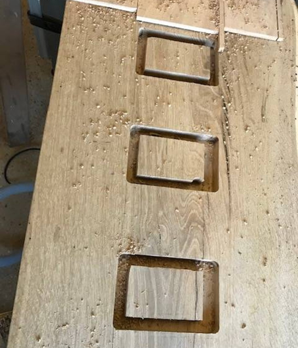 Frezowanie wycięć na ramki zdjęć w drewnie dębowym DIY Proces frezowania wgłębień na zdjęcia w dębowej desce