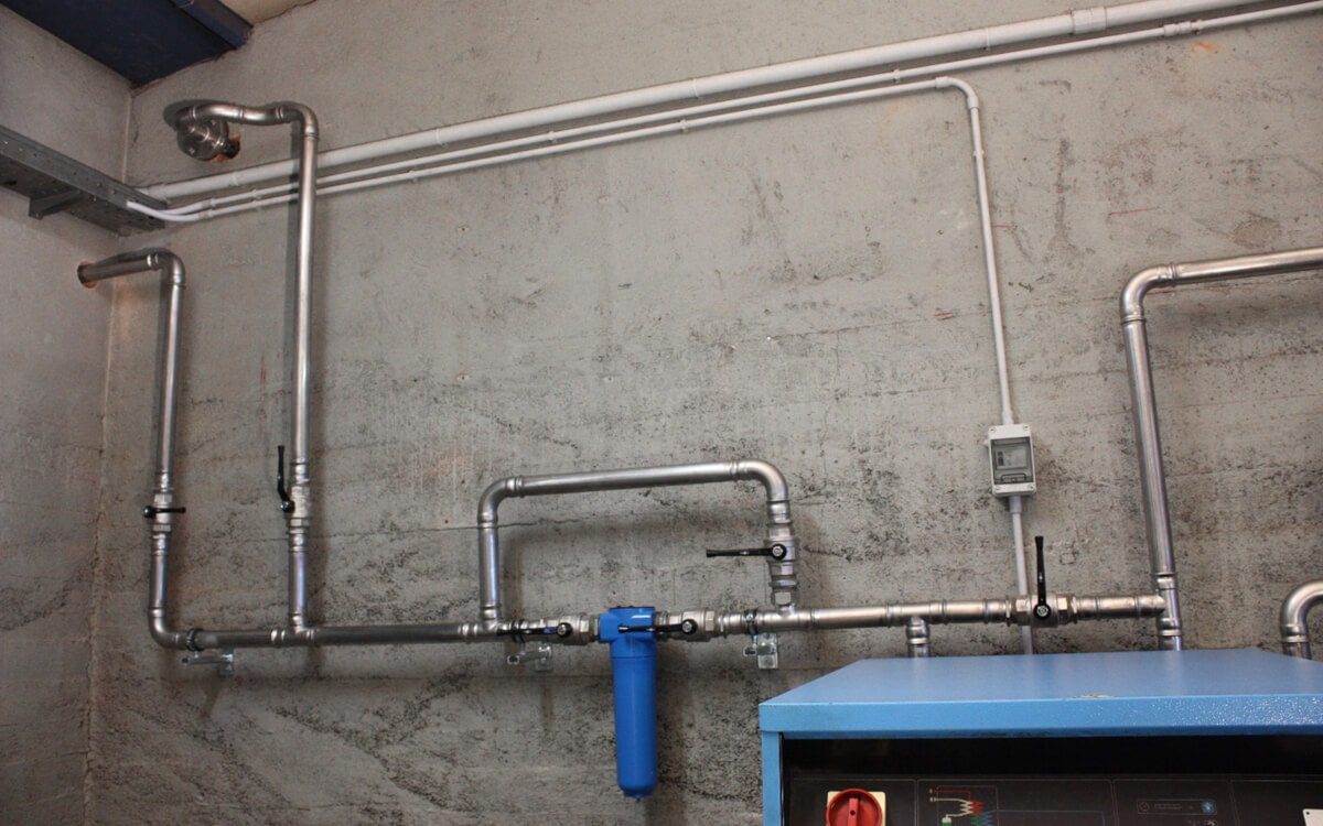 Instalacja rur Effebi-Press w przemyśle farmaceutycznym, zapewniająca wysoką czystość i higienę w procesach produkcyjnych Przykładowe zastosowanie rur Effebi-Press w przemyśle farmaceutycznym - Wysoka czystość i higiena