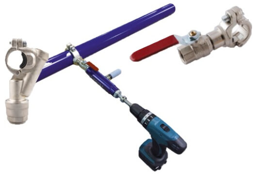 Aluminiowa instalacja pneumatyczna Infinity w kolorze niebieskim zamontowana pod sufitem hali