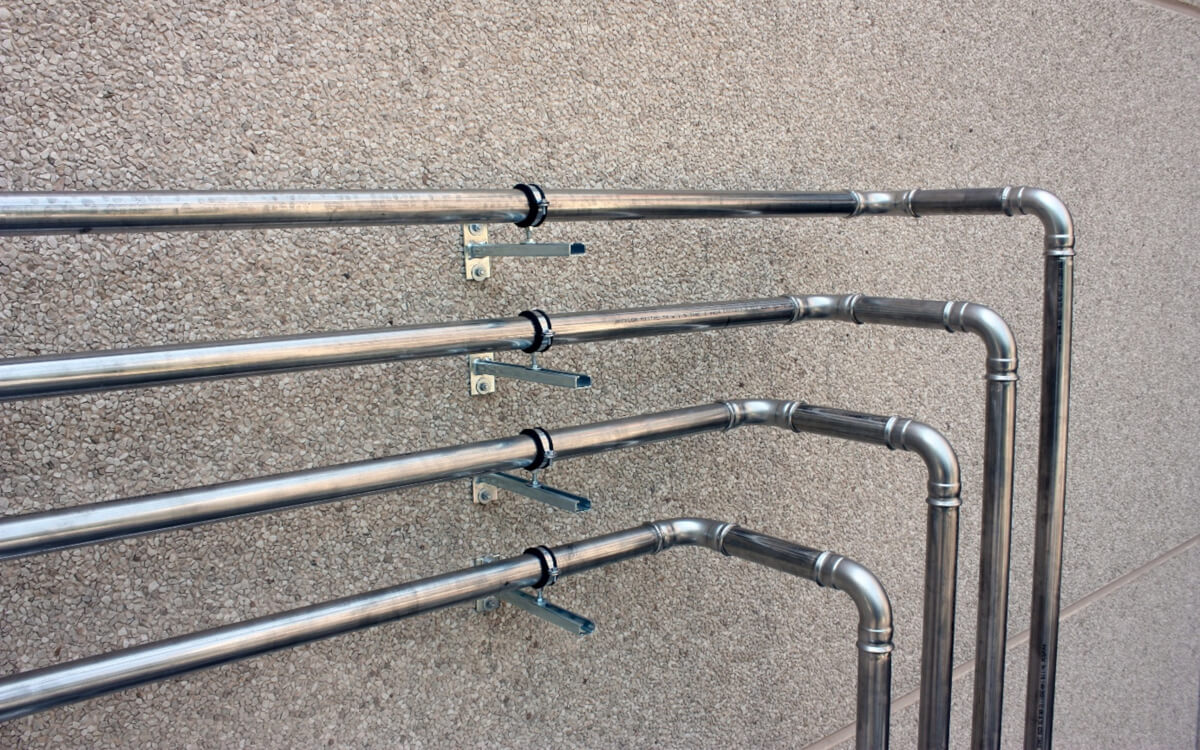 Instalacja z rur ze stali kwasoodpornej w przemyśle chemicznym - Odporność na korozję Instalacja przemysłowa z rur ze stali kwasoodpornej, pracująca w agresywnym środowisku chemicznym