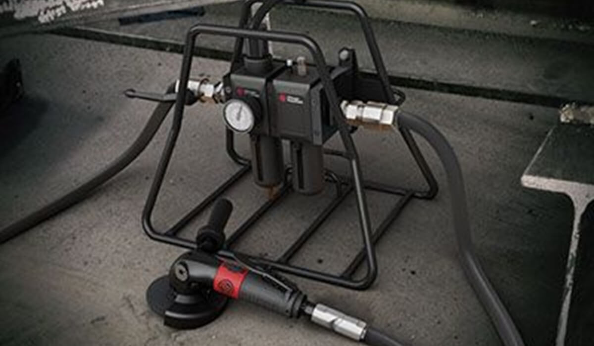 Magistrala sprężonego powietrza z zaworami odcinającymi sekcje robocze w zakładzie oponiarskim