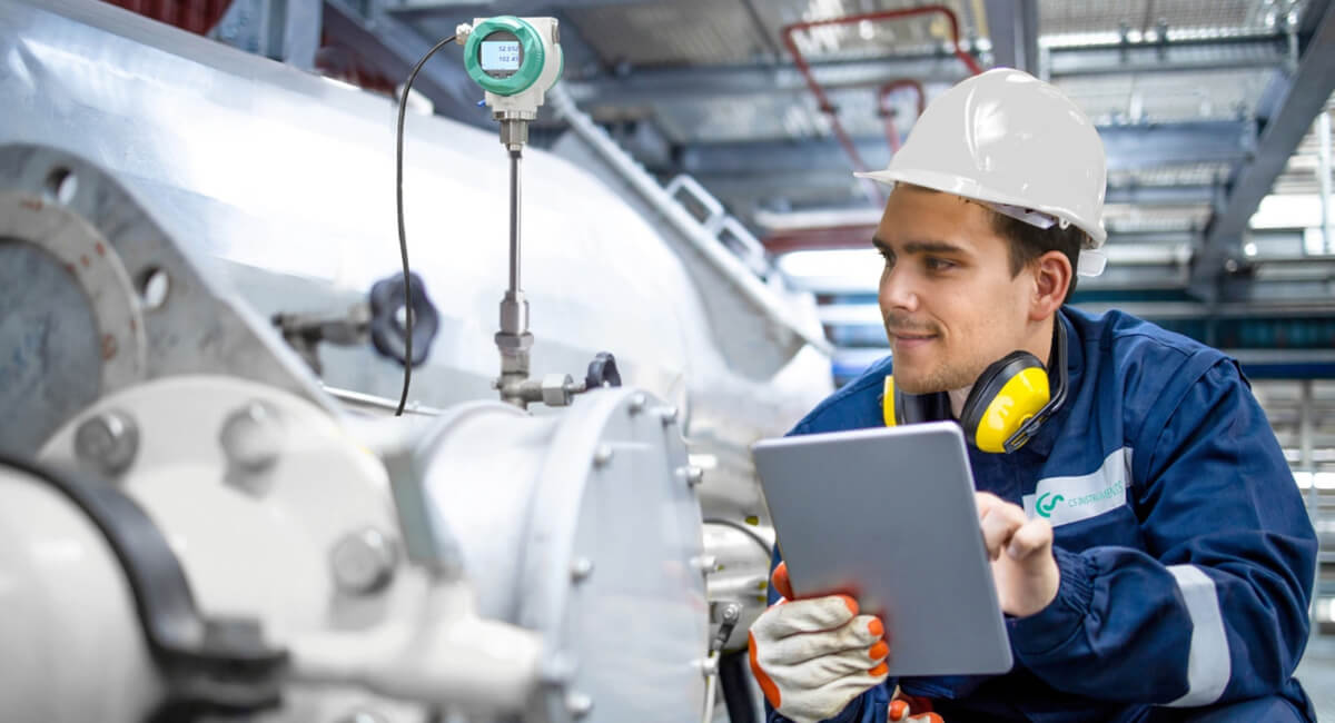 Fragment instalacji sprężonego powietrza w dużej hali produkcyjnej