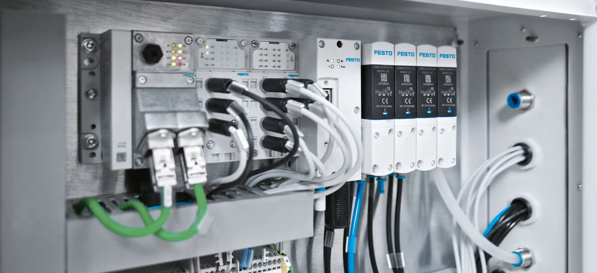 Moduły I/O zintegrowane w zdecentralizowanym systemie - w szafie zasilająco sterowniczej Integracja modułów I/O - zdecentralizowane systemy wejść/wyjść