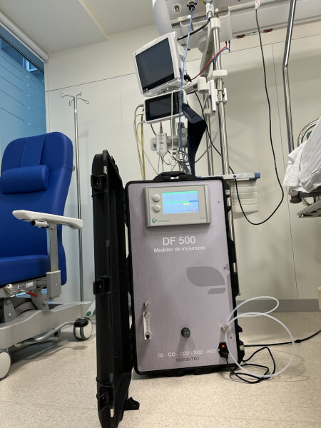 Cyfrowy panel sterowania integrujący parametry instalacji gazów medycznych z systemem zarządzania budynkiem (BMS)