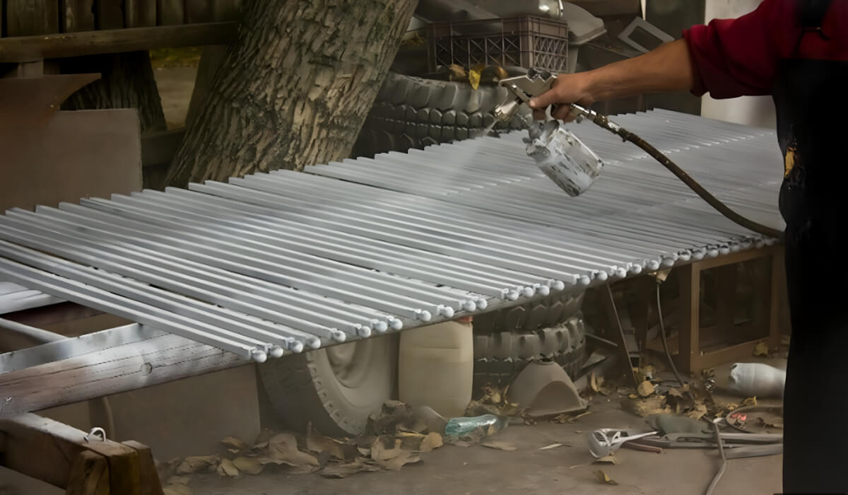 Malowanie płotów metalowych pistoletem