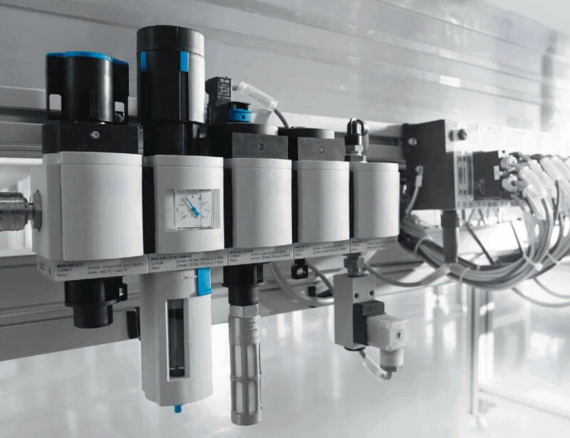 mpletna jednostka przygotowania sprężonego powietrza typu FRL z filtrem, reduktorem i smarownicą, która chroni elementy wykonawcze przed skutkami zjawiska Joule'a-Thomsona