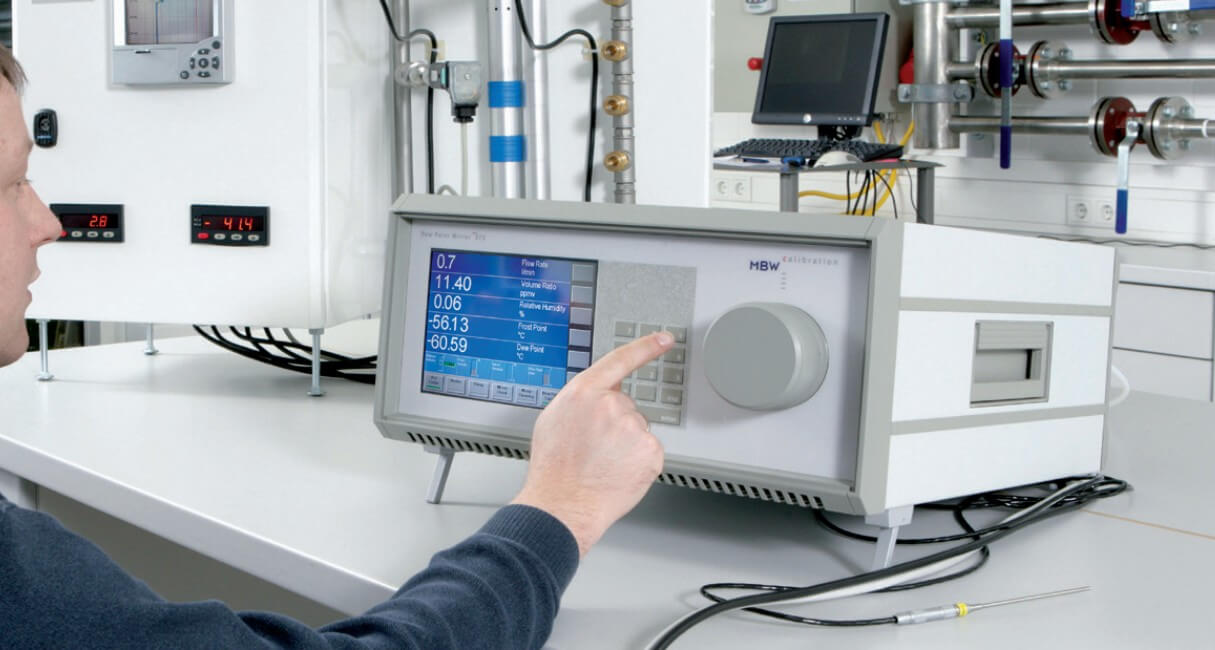 Przepływomierz podłączony do aparatury kalibracyjnej w laboratorium