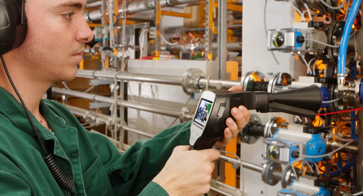 Wizualizacja nieszczelności na ekranie urządzenia CS Instruments podczas pracy maszyny