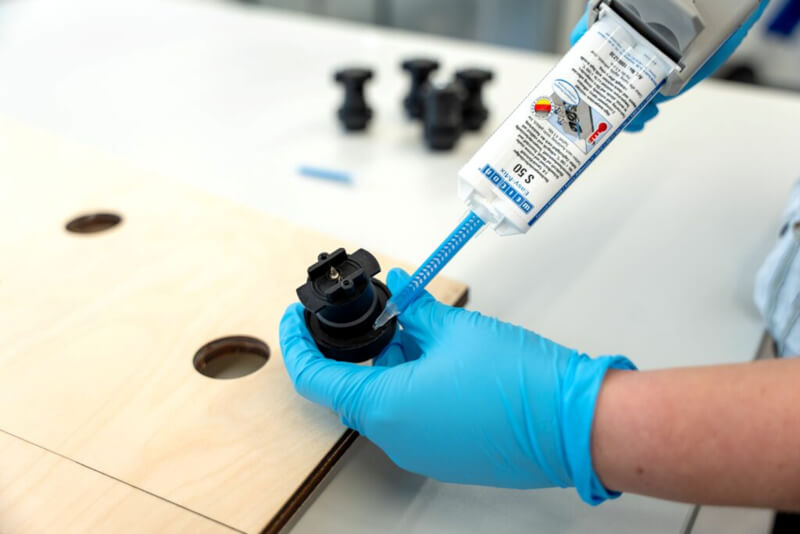 Mocne klejenie drewna i metalu w projektach DIY