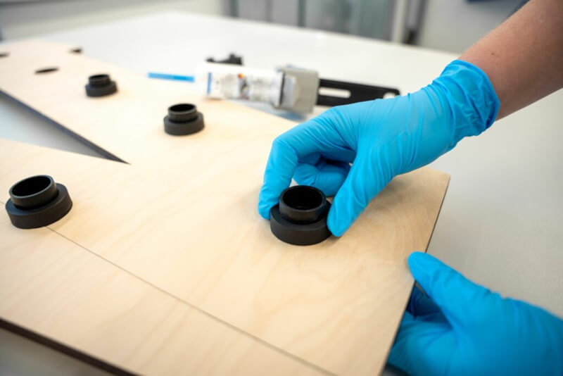 Proces klejenia oprawki żarówki do drewnianej litery