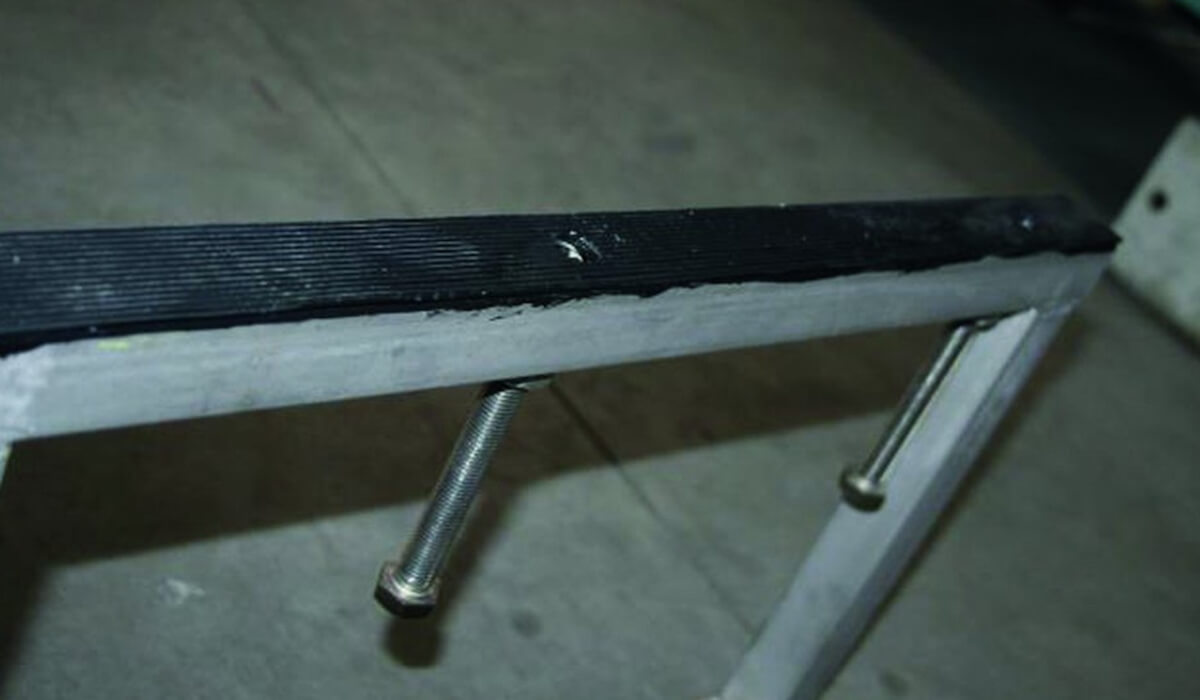 Fragment pasa przenośnikowego z nałożonym klejem GMK 2510